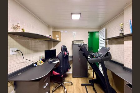 Casa à venda com 100m², 4 quartos e 2 vagas Casa à venda com 100m², 4 quartos e 2 vagasQuarto de Serviço