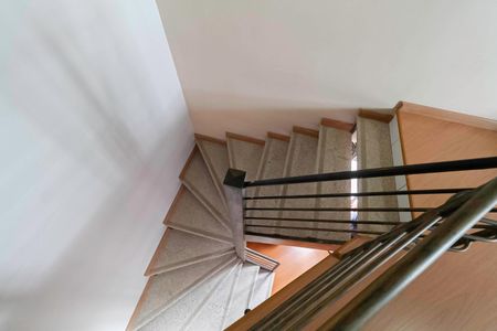 Apartamento à venda com 133m², 2 quartos e 2 vagas Apartamento à venda com 133m², 2 quartos e 2 vagasEscada