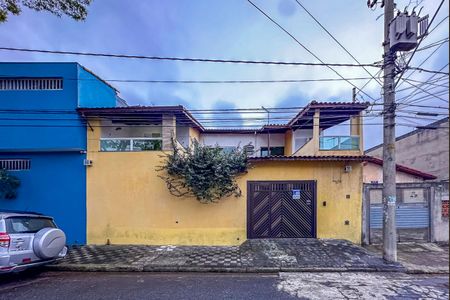 Casa à venda com 165m², 3 quartos e 2 vagas Casa à venda com 165m², 3 quartos e 2 vagasFachada