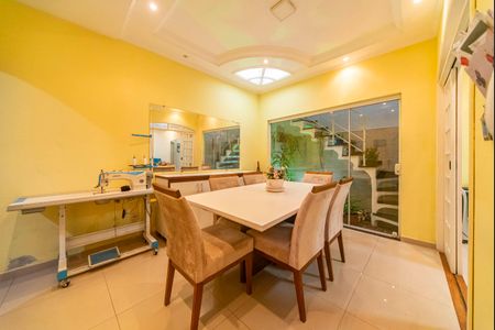 Casa à venda com 165m², 3 quartos e 2 vagas Casa à venda com 165m², 3 quartos e 2 vagasCopa