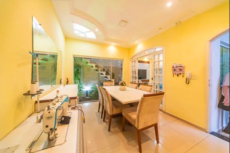 Casa à venda com 165m², 3 quartos e 2 vagas Casa à venda com 165m², 3 quartos e 2 vagasCopa