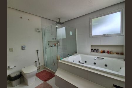 Casa de condomínio para alugar com 630m², 5 quartos e 3 vagasBanheiro da Suíte 3