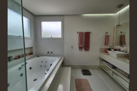 Casa de condomínio para alugar com 630m², 5 quartos e 3 vagasBanheiro da Suíte 3