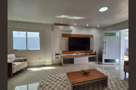 Casa de condomínio para alugar com 630m², 5 quartos e 3 vagasSala