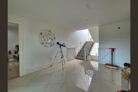 Casa de condomínio para alugar com 630m², 5 quartos e 3 vagasSala 2
