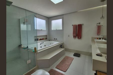 Casa de condomínio para alugar com 630m², 5 quartos e 3 vagasBanheiro da Suíte 3