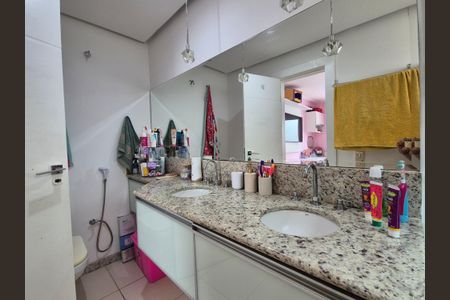 Casa de condomínio para alugar com 630m², 5 quartos e 3 vagasBanheiro da Suíte 1