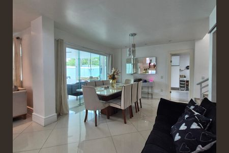 Casa de condomínio para alugar com 630m², 5 quartos e 3 vagasSala