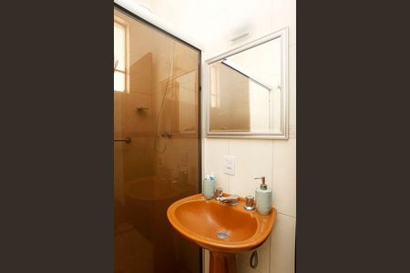 Banheiro de apartamento à venda com 2 quartos, 57m² em Menino Deus, Porto Alegre