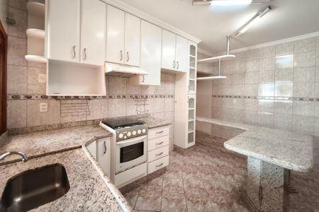 Casa à venda com 259m², 2 quartos e 2 vagas Casa à venda com 259m², 2 quartos e 2 vagasCozinha