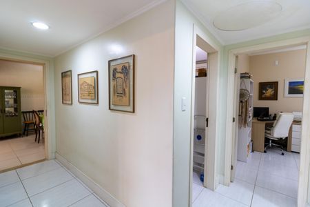 Casa à venda com 241m², 4 quartos e 3 vagas Casa à venda com 241m², 4 quartos e 3 vagasCorredor