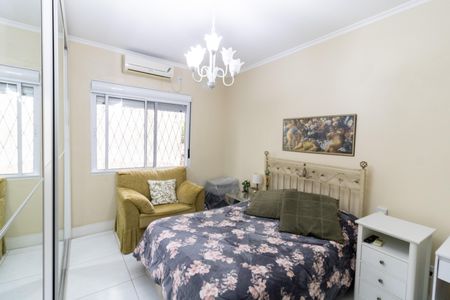 Casa à venda com 241m², 4 quartos e 3 vagas Casa à venda com 241m², 4 quartos e 3 vagasSuíte
