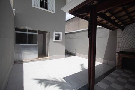 Casa à venda com 130m², 3 quartos e 2 vagas Casa à venda com 130m², 3 quartos e 2 vagasQuintal / Churrasqueira