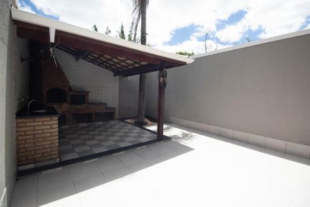 Casa à venda com 130m², 3 quartos e 2 vagas Casa à venda com 130m², 3 quartos e 2 vagasQuintal / Churrasqueira