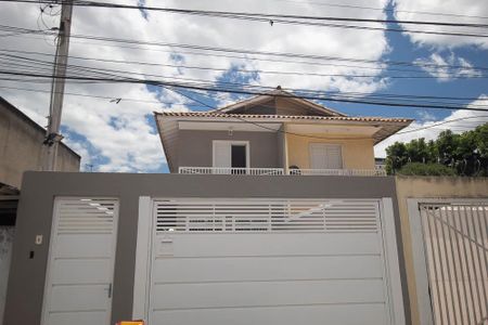 Casa à venda com 130m², 3 quartos e 2 vagas Casa à venda com 130m², 3 quartos e 2 vagasFachada