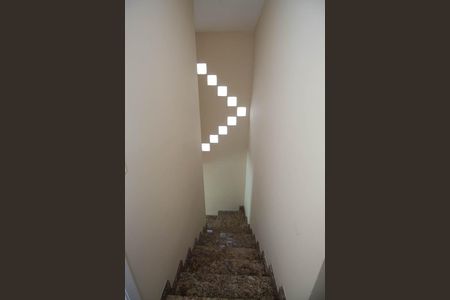 Casa à venda com 130m², 3 quartos e 2 vagas Casa à venda com 130m², 3 quartos e 2 vagasEscada