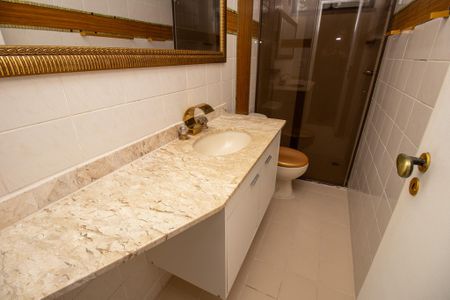 Apartamento à venda com 120m², 3 quartos e 2 vagas Apartamento à venda com 120m², 3 quartos e 2 vagasBanheiro social
