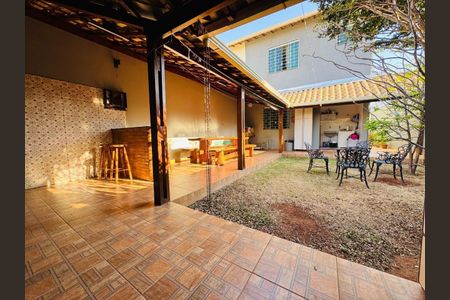 Casa à venda com 284m², 3 quartos e 2 vagas