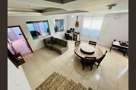 Casa à venda com 3 quartos, 284m² em Sinimbu, Belo Horizonte