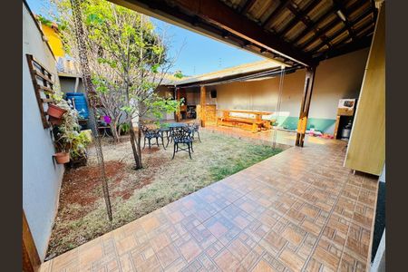 Casa à venda com 284m², 3 quartos e 2 vagas