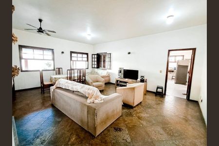 Casa à venda com 4 quartos, 400m² em Camboinhas, Niterói