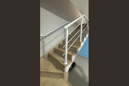 Casa à venda com 131m², 2 quartos e 2 vagas Casa à venda com 131m², 2 quartos e 2 vagasEscada