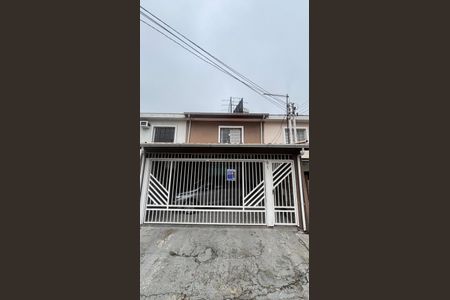 Casa à venda com 131m², 2 quartos e 2 vagas Casa à venda com 131m², 2 quartos e 2 vagasFachada