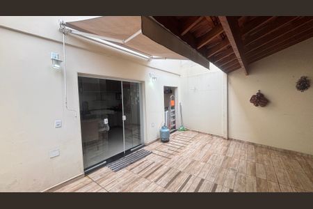 Casa à venda com 131m², 2 quartos e 2 vagas Casa à venda com 131m², 2 quartos e 2 vagasQuintal