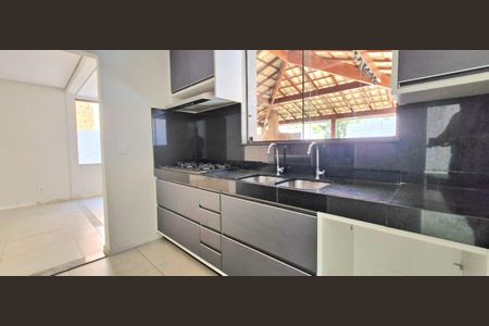 Casa de condomínio à venda com 201m², 4 quartos e 4 vagas