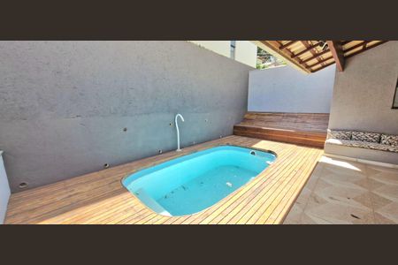 Casa de condomínio à venda com 201m², 4 quartos e 4 vagas