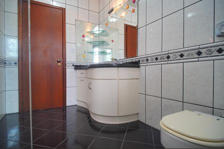 Casa à venda com 459m², 3 quartos e 6 vagasBanheiro da Suíte 2