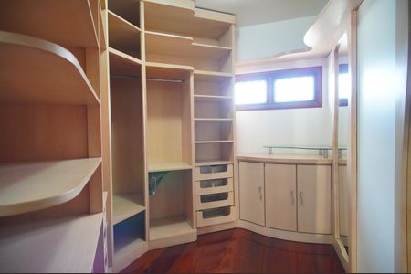 Casa à venda com 459m², 3 quartos e 6 vagasCloset da suíte 3