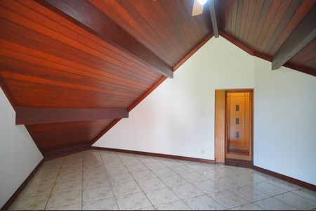 Casa à venda com 459m², 3 quartos e 6 vagassótão