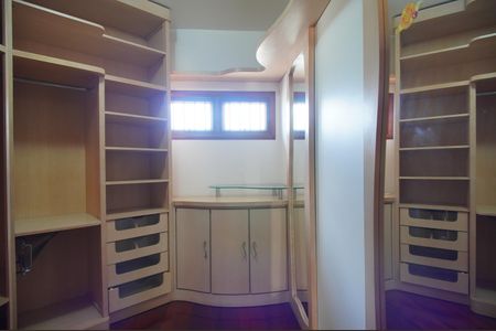 Casa à venda com 459m², 3 quartos e 6 vagasCloset da suíte 3