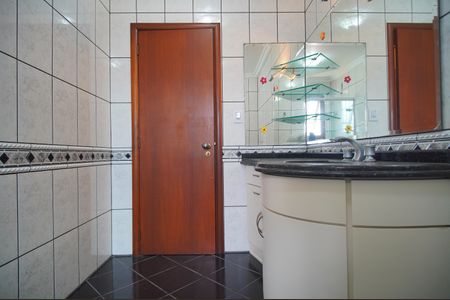 Casa à venda com 459m², 3 quartos e 6 vagasBanheiro da Suíte 2