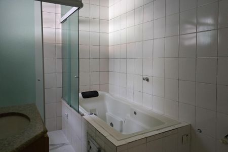 Casa para alugar com 267m², 4 quartos e 3 vagas Casa para alugar com 267m², 4 quartos e 3 vagasBanheiro da Suíte