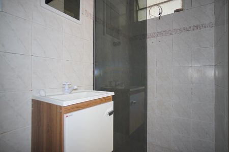 Banheiro Corredor de apartamento à venda com 1 quarto, 48m² em Vila Ipiranga, Porto Alegre