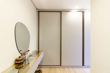 Casa à venda com 450m², 4 quartos e 6 vagas Casa à venda com 450m², 4 quartos e 6 vagasCloset da Suíte 1