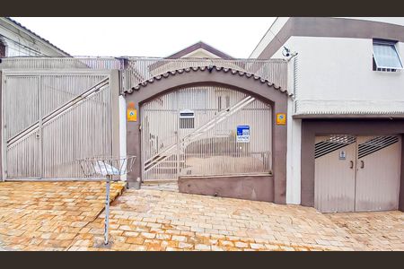 Casa à venda com 450m², 4 quartos e 6 vagas Casa à venda com 450m², 4 quartos e 6 vagasFachada + Plaquinha