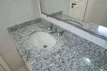 Apartamento à venda com 77m², 2 quartos e 2 vagasBanheiro da Suíte 1