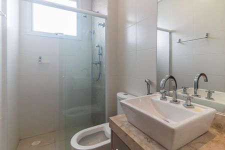 Banheiro de kitnet/studio para alugar com 1 quarto, 43m² em Loteamento Mogilar, Mogi das Cruzes