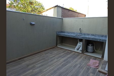 Quintal de casa à venda com 2 quartos, 80m² em Mathias Velho, Canoas