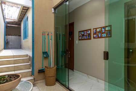 Casa à venda com 157m², 3 quartos e 3 vagas Casa à venda com 157m², 3 quartos e 3 vagasCorredor Externo