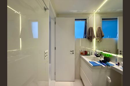 Apartamento à venda com 84m², 2 quartos e 2 vagas Apartamento à venda com 84m², 2 quartos e 2 vagasBanheiro Suíte