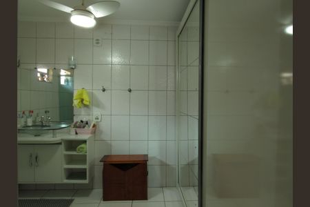 Casa à venda com 245m², 4 quartos e 3 vagasBanheiro da Suíte 1