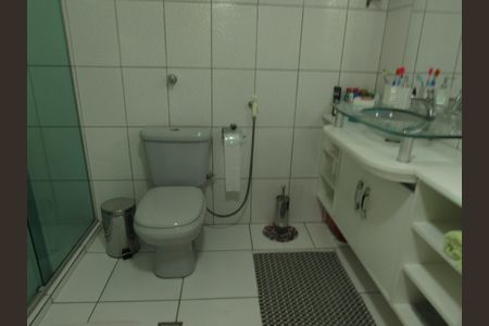 Casa à venda com 245m², 4 quartos e 3 vagasBanheiro da Suíte 1