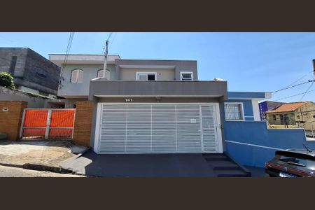 Casa à venda com 135m², 2 quartos e 2 vagas Casa à venda com 135m², 2 quartos e 2 vagasFachada