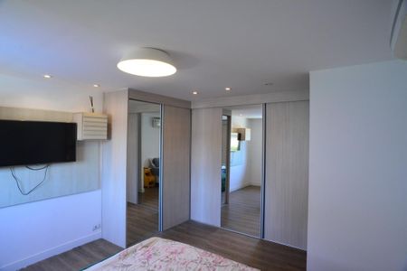 Casa de condomínio à venda com 675m², 4 quartos e 4 vagas Casa de condomínio à venda com 675m², 4 quartos e 4 vagasSuíte 4