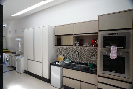 Casa de condomínio à venda com 675m², 4 quartos e 4 vagas Casa de condomínio à venda com 675m², 4 quartos e 4 vagasCozinha