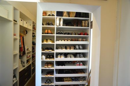 Casa de condomínio à venda com 675m², 4 quartos e 4 vagas Casa de condomínio à venda com 675m², 4 quartos e 4 vagasCloset da Suíte 2